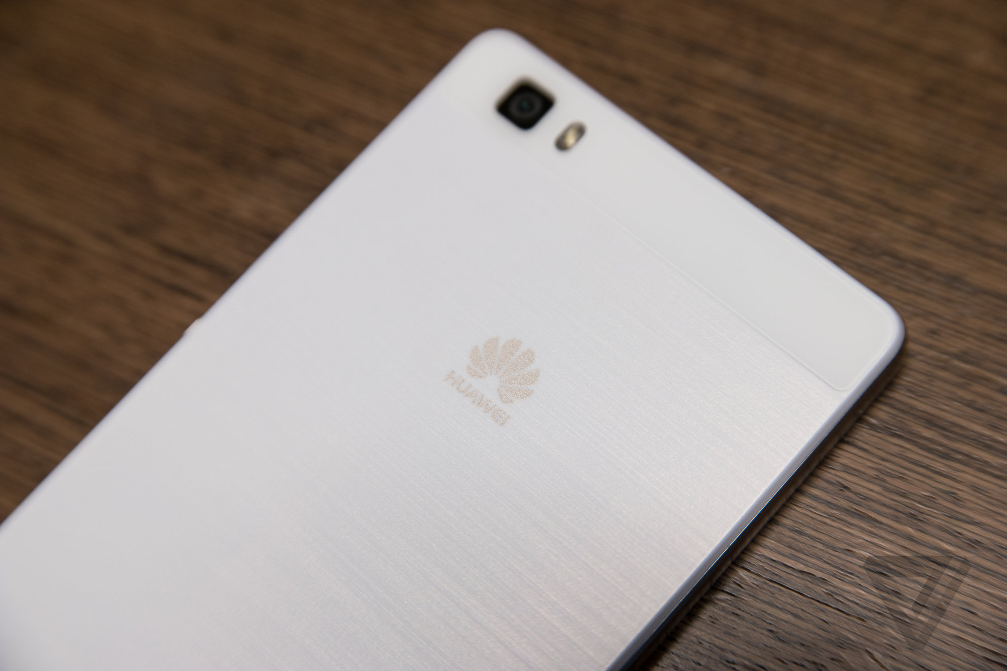 Beber agua Alexander Graham Bell Integración Huawei's P8 Lite shows it doesn't take the US seriously - The Verge